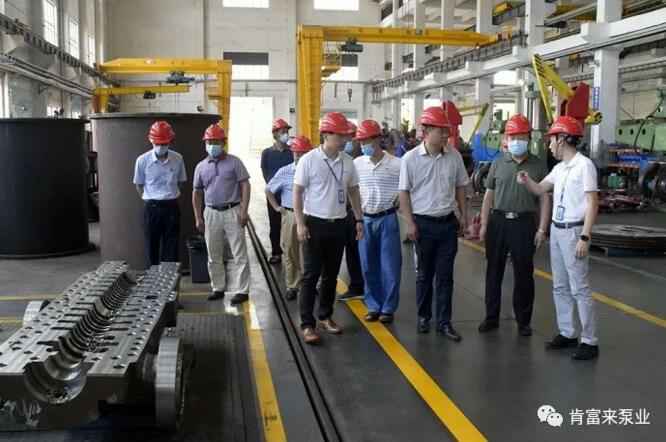 董事长、总经理陈迪，党委副书记黎宇明陪同调研组一行参观开云网页版·官方版在线登入-开云(中国)展览室