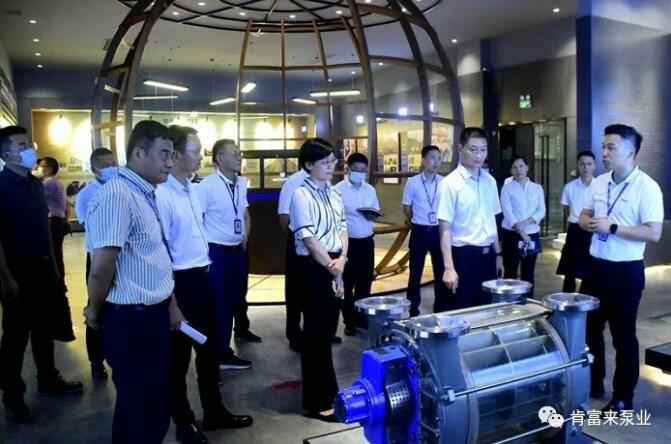公司董事长、总经理陈迪(右一)向李军区长(右二)一行介绍开云网页版·官方版在线登入-开云(中国)产品